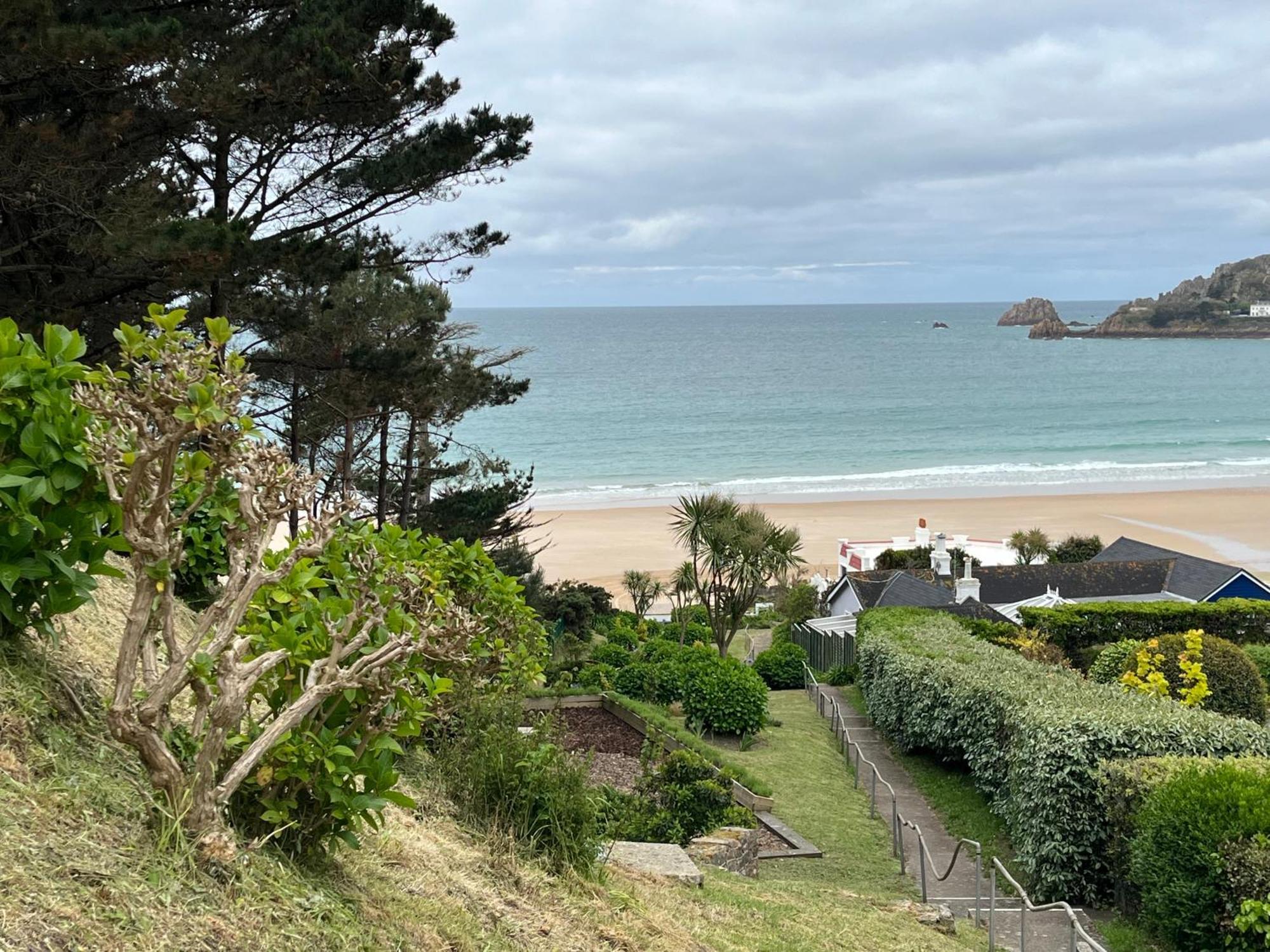 Biarritz Hotel St. Brelade Exterior photo